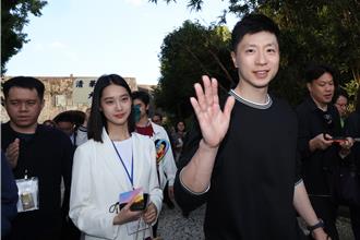 圖輯》馬龍遊淡水  300粉絲相隨  韓國遊客也好奇：他是誰？