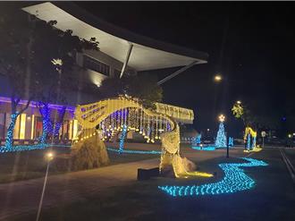 耶誕光輝點亮八里 行政大樓燈飾裝置吸睛登場