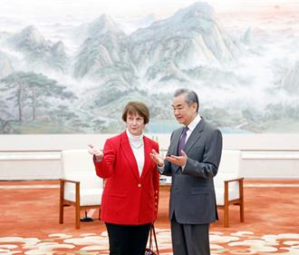 會見美外交政策全委會代表團  王毅：反對美在過渡期軍售台灣