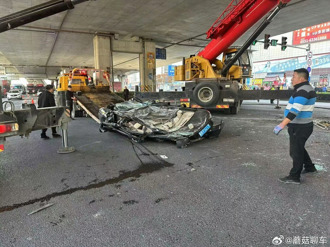命大！預拌水泥車側翻壓小車 陸駕駛奇蹟生還