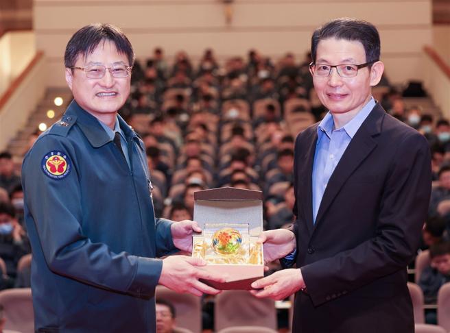 国防医学院院长林少将致赠纪念品给安得烈慈善协会执行长罗绍和。（记者李采霖摄）