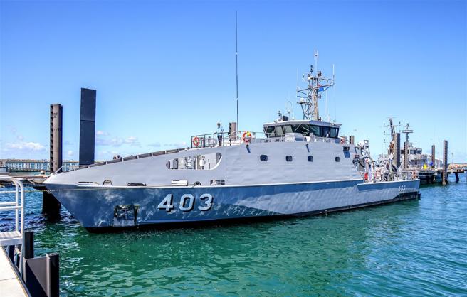 斐济于11月下旬接装澳洲生产的最新1艘卫士级巡逻艇「提默号」，藉此提升海上安全与执法能力。（取自澳洲国防部网站）