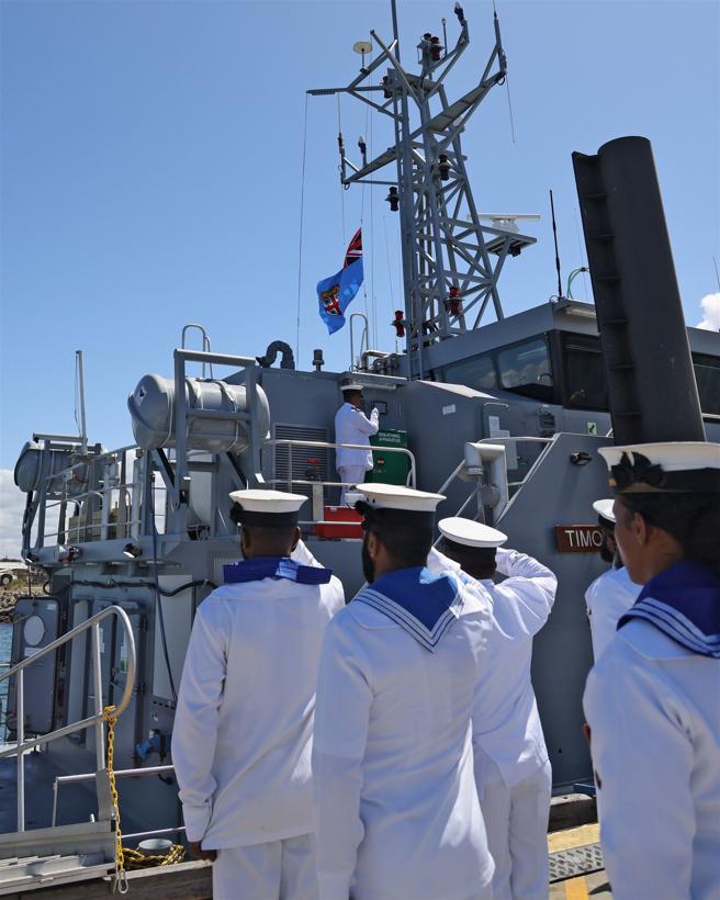 斐济国防军官兵在卫士级巡逻艇「提默号」上举行升旗典礼，象徵正式接装新舰。
（取自澳洲国防部网站）