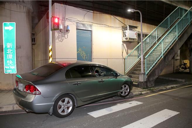 吴男毒驾自撞，警方以警棍破窗逮人。（黄世麒摄）