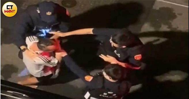 住户纷纷指控三楼的林姓男子嫌疑重大，早在事发前就因与邻居发生争执被警方关切。（图／民眾提供）