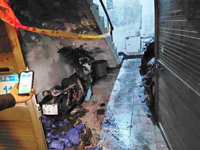 火苗从一楼窜出，除两辆机车被烧毁外，公寓内部也被烧到整个焦黑，景况相当骇人。（图／翻摄画面）