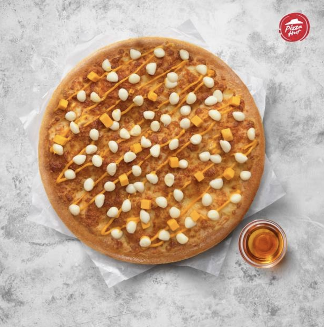 必胜客「起司狂热比萨」会将冷冻起司放在热腾腾比萨上融化。（必胜客提供／朱世凯台北传真）