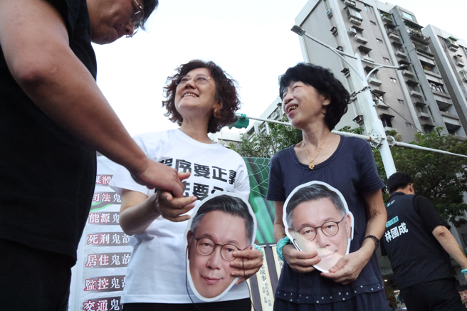 圖為柯文哲妻子陳佩琪（右一）、柯文哲的妹妹柯美蘭（中）。（資料照,鄧博仁攝）