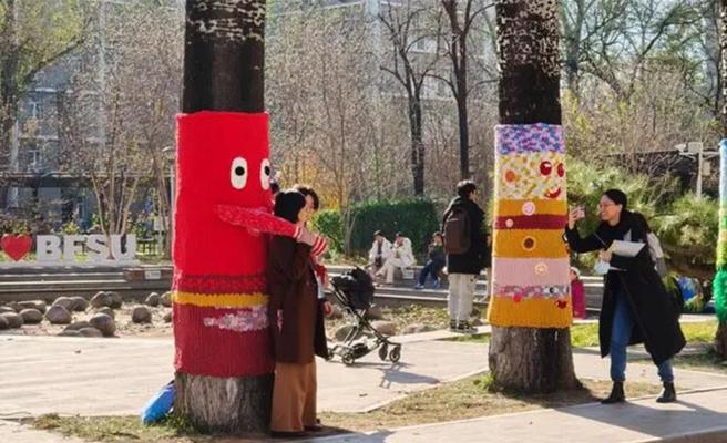 入冬之后，近日北京出现一波「给树穿彩色毛衣」的奇特街头景观。（新华社）