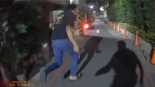 员警追缉逃跑的失联移工。（三重警分局提供）