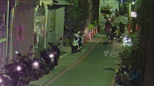 员警追缉逃跑的失联移工。（三重警分局提供）