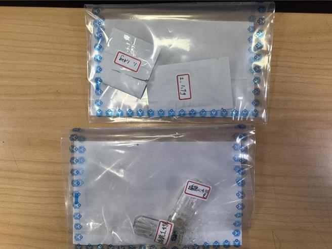 员警搜出相关证物。（三重警分局提供）