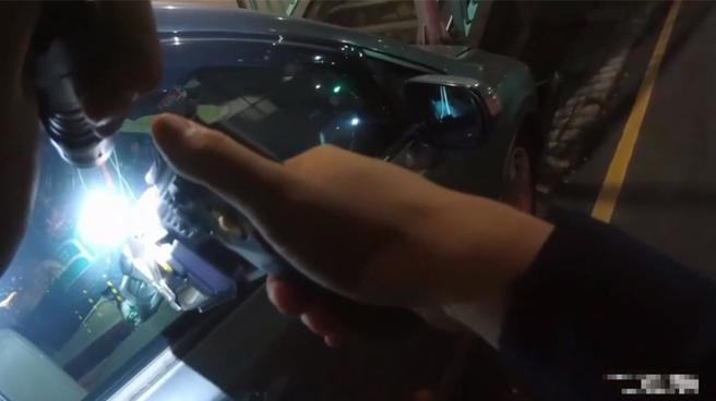 员警发现驾驶身体不由自主颤抖，对于员警叫唤毫无反应，且持续踩压油门 在数度喝令吴男下车无效后，即以警棍破窗。（三重警分局提供）