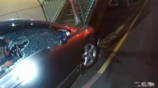 员警发现驾驶身体不由自主颤抖，对于员警叫唤毫无反应，且持续踩压油门 在数度喝令吴男下车无效后，即以警棍破窗。（三重警分局提供）