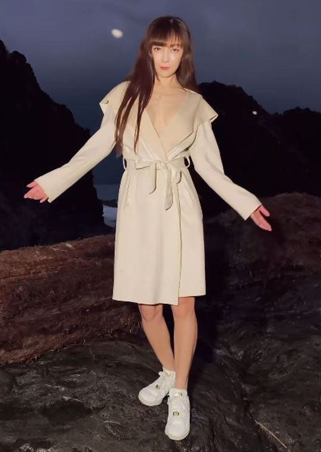 胡文英疑似只穿風衣，裡頭全裸。（圖／胡文英臉書）