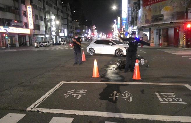车祸发生后，机车零件、油污布满地。（警方提供／任义宇高雄传真）