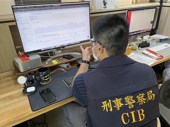 粉丝追踪数破40万的知名网红「电脑王阿达」、「疯先生」，涉嫌于网路上刊载下载包括「多选一」、「形状找不同」等25种侵权APP的教学文章，检警搜索带回沈男等涉案3人，依违反着作权法移送。（警方提供／潘虹恩台中传真）