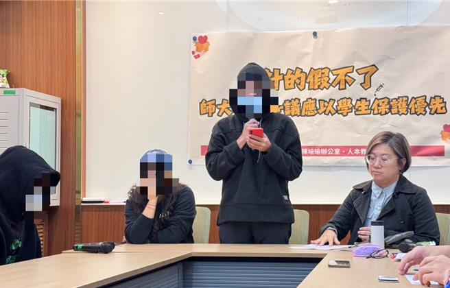 台湾师大女足队球员在记者会上泣诉被要求抽血换学分的惨痛经歷。（李弘斌摄）