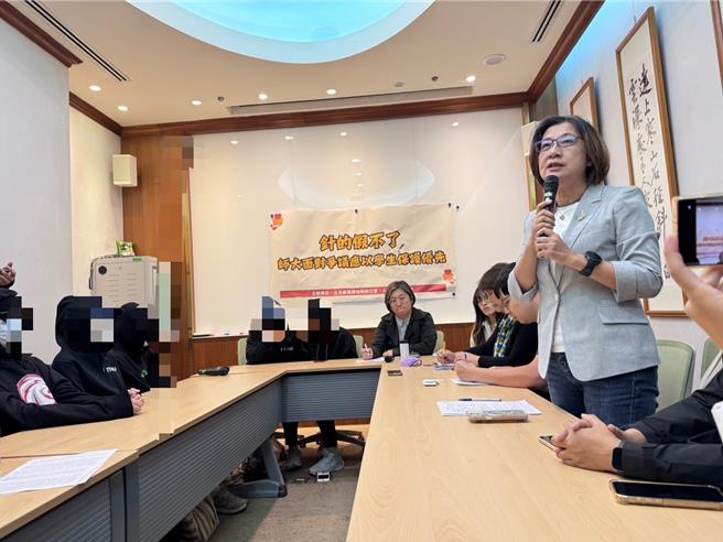 台湾师大学务长林玫君（右）为校方第一时间回应不当致歉，表示已成立两个调查小组，秉公捍卫学生权益。（李弘斌摄）