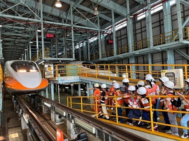高铁营队学员们开心参访平时难得一见的高铁维修基地。（台湾高铁提供／蔡明亘台北传真）