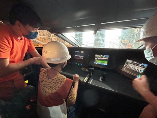高铁营队课程丰富充实，安排学员体验驾驶工作流程。（台湾高铁提供／蔡明亘台北传真）
