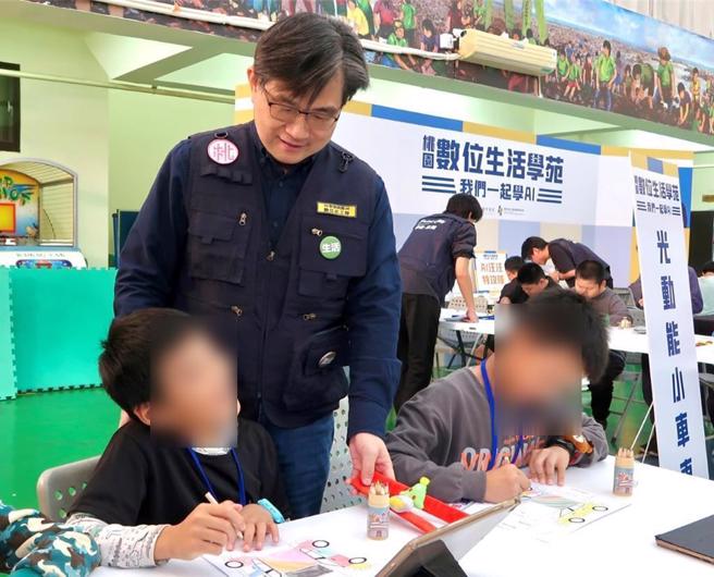 桃園智發會在新屋區永安國小讓學童以營隊活動快樂玩科技。（桃園市智發會提供／廖姮玥桃園傳真）