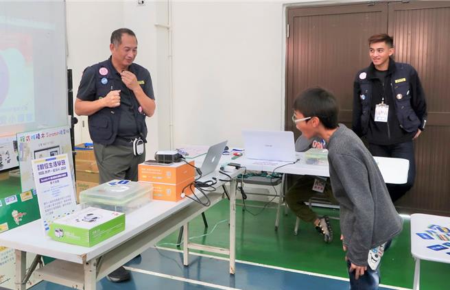 桃園智發會在新屋區永安國小讓學童以營隊活動快樂玩科技。（桃園市智發會提供／廖姮玥桃園傳真）