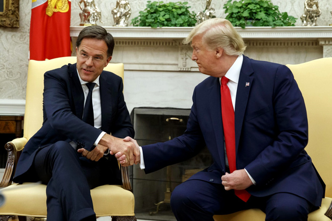 北約秘書長呂特（Mark Rutte，上圖左）近日警告川普，若脅迫烏克蘭簽署「糟糕的和平協議」，恐讓北京對台灣「有其他想法」。圖為2019年7月，時任美國總統的川普在白宮接待當時仍是荷蘭總理的呂特。（美聯社）