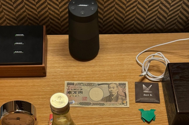 房务人员把钞票摆到桌上，还折了1只纸青蛙放在旁边。（翻摄豪哥Threads）