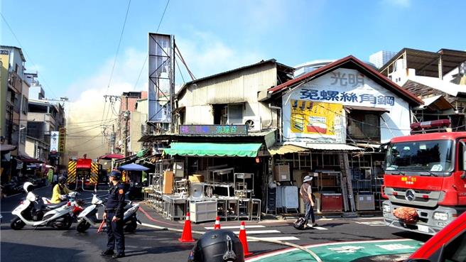 嘉市公明路老字号鱼店失火，消防人员抢救。（民眾提供／廖素慧嘉市传真）