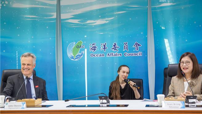 英国在台办事处代表邓元翰与太空访团2日拜会海委会主委管碧玲（右），图为会议画面。（海委会提供／林瑞益高雄传真）