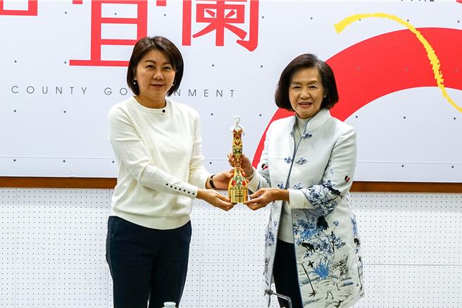 今年的童玩节获得缪思创意大奖2项金奖，文化局长黄伴书（左）今天献奖，县长林姿妙（右）期许明年童玩节能再创高峰。（李忠一摄）