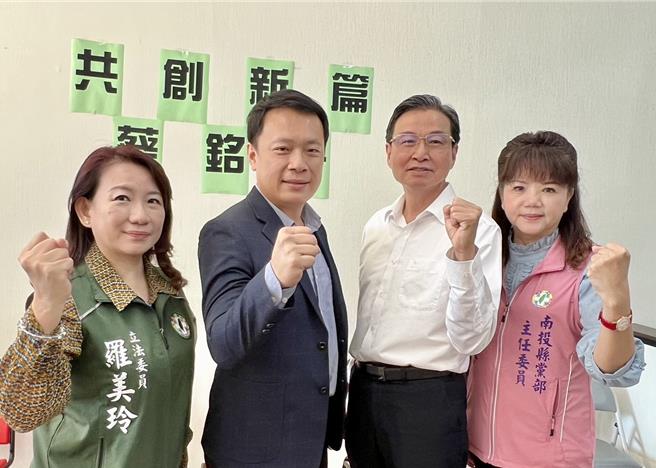 南投县党部主委陈玉铃公布徵召南投县议员蔡铭轩参选草屯镇长补选，立委罗美玲、草屯镇前镇长洪国浩力挺。（杨静茹摄）