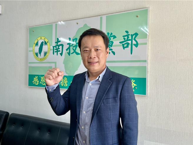 南投县议员蔡铭轩接受民进党徵召参选草屯镇长补选首日，抛出草屯镇消费券600元，将努力提高到2000元。（杨静茹摄）