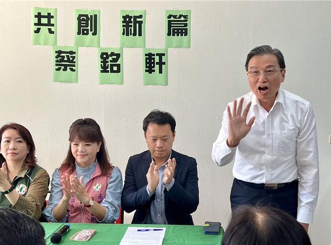 草屯镇前镇长洪国浩认为，蔡铭轩没有兼职或自己的事业，要支持者给年轻人一个机会。（杨静茹摄）