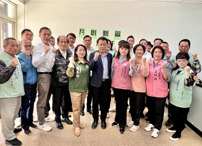 民进党徵召南投县议员蔡铭轩参选草屯镇长补选，党籍立委、乡镇长及南投县议员们力挺，营造团结气势。（杨静茹摄）