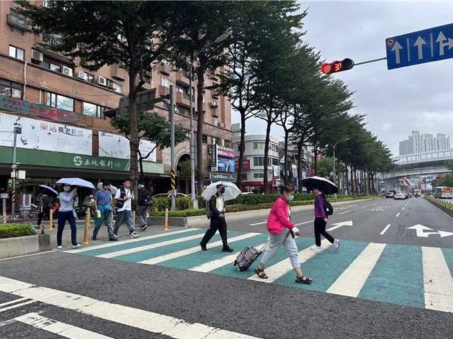 今年1至10月，新北市行人A1類交通事故死亡人數19人，與去年同期增加7人，警方呼籲行人勿違規穿越。（高鈞麟攝）