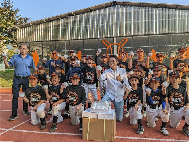 台南市议员李宗霖「化鸡排为棒球」将一批全新棒球赠送给崇明国中、崇学国小棒球校队。（李宗霖提供／洪荣志台南传真）