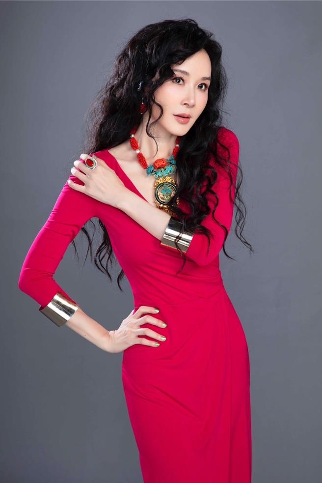 萧蔷一身大红迎青蛇年。（珍世美学慈善基金会提供）