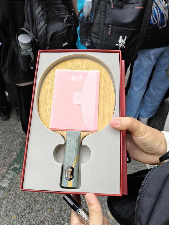 粉絲準備馬龍紀念球拍。（李侑珊攝）