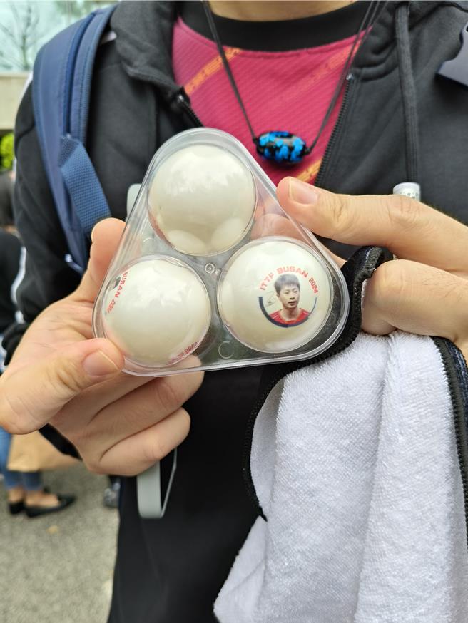 粉絲準備馬龍紀念桌球。（李侑珊攝）