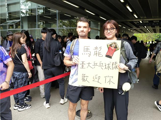 台大桌球校隊成員準備看板赴社科院外表達對馬龍的支持與歡迎。（李侑珊攝）