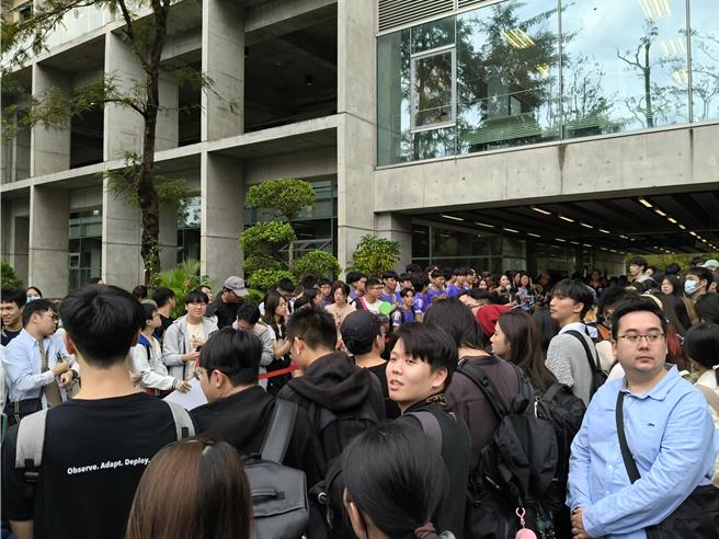 馬龍團於上午10點抵達台大社科院前，一早便有大批粉絲在場等候，