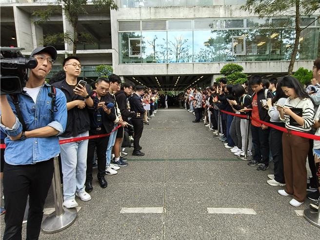 馬龍團於上午10點抵達台大社科院前，一早便有大批粉絲在場等候。（李侑珊攝）