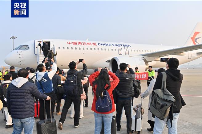 陆国产大飞机C919重庆味浓商业首航执飞沪渝快线 。（大陆央视）