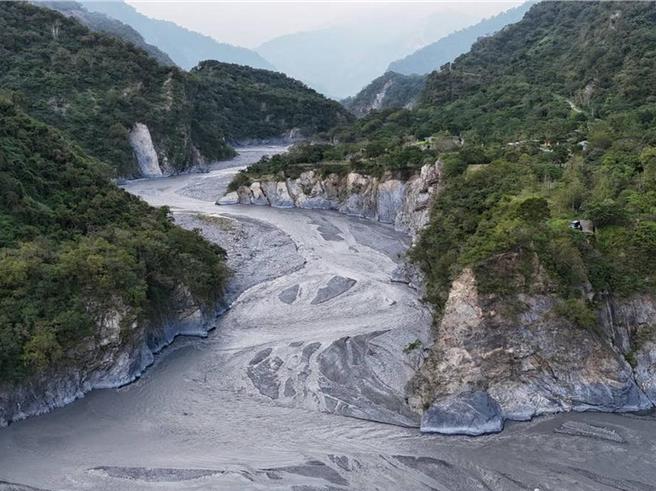 哈尤溪游程採预约制，但今年受颱风及山区雨势影响，目前水位仍高、水色混浊、部分道路仍无法通行，游程预约网站暂停开放。（屏东县政府提供／罗琦文屏东报导）