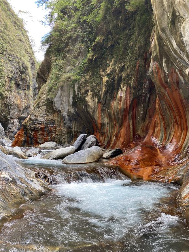 季节限定秘境哈尤溪，以高耸七彩岩壁和清流溪水呈现大自然鬼斧神工魅力着称，每年吸引数万游客造访。（屏东县政府提供／罗琦文屏东报导）