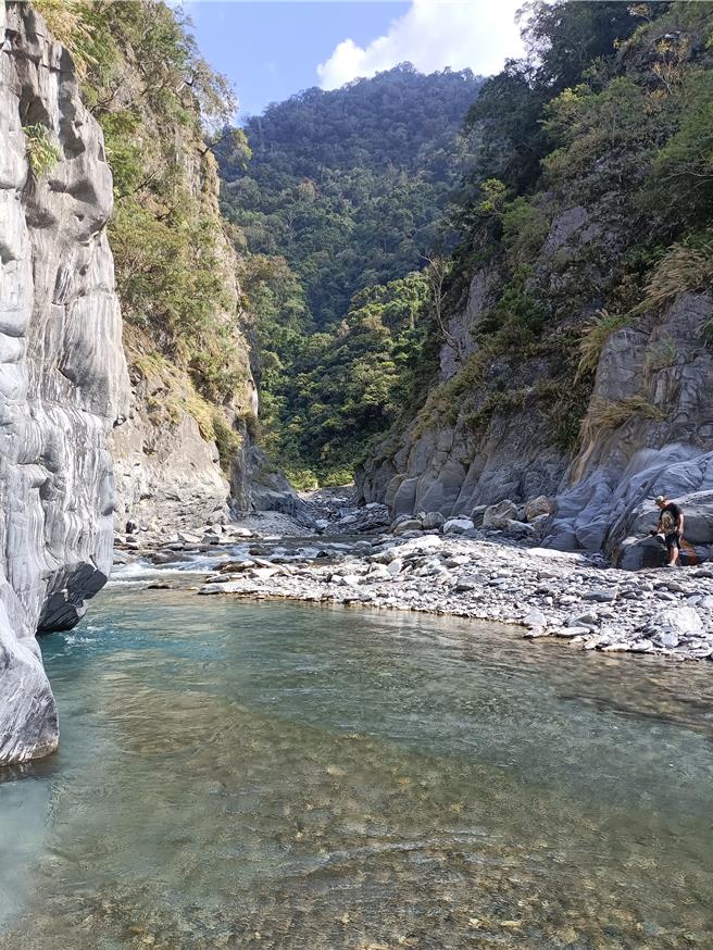 季节限定秘境哈尤溪，以高耸七彩岩壁和清流溪水呈现大自然鬼斧神工魅力着称，每年吸引数万游客造访。（屏东县政府提供／罗琦文屏东报导）