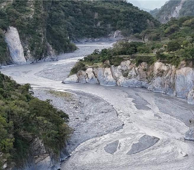 哈尤溪游程採预约制，但今年受颱风及山区雨势影响，目前水位仍高、水色混浊、部分道路仍无法通行，游程预约网站暂停开放。（屏东县政府提供／罗琦文屏东报导）