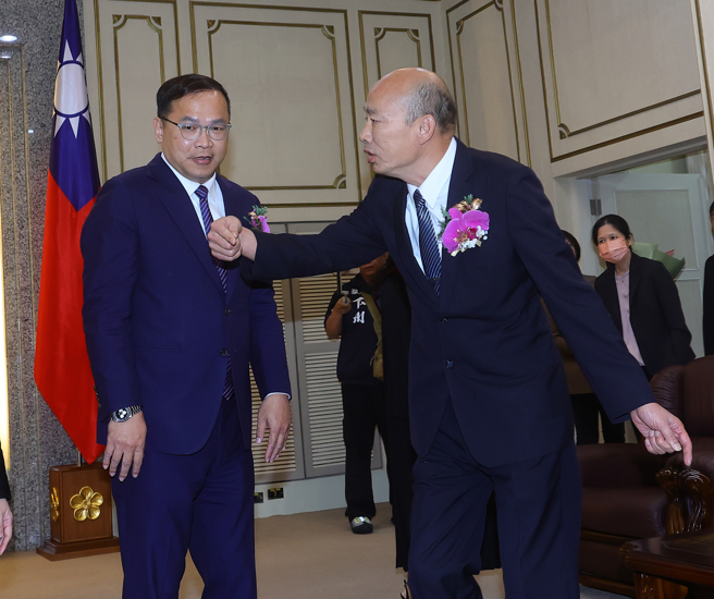 民进党政策会执行长王义川（左）、立法院长韩国瑜（右）。（资料照,刘宗龙摄）